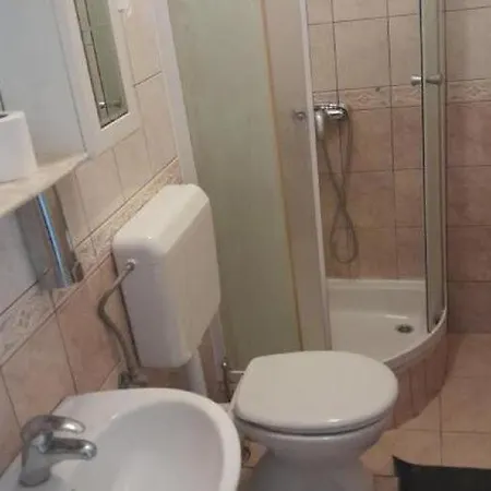 Apartment 2 - Double With Shared Bathroom 1 - 6