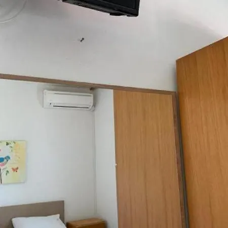 2 - Double With Shared Bathroom 1 - 6 아파트 *