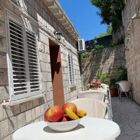 Apartment 2 - Double With Shared Bathroom 1 - 6