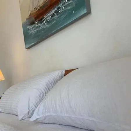 Apartment 2 - Double With Shared Bathroom 1 - 6 *