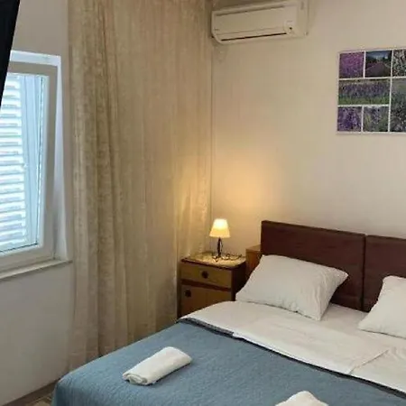 2 - Double With Shared Bathroom 1 - 6 *