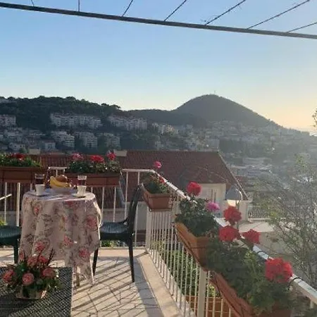 Apartment 2 - Double With Shared Bathroom 1 - 6