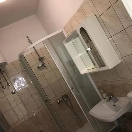 2 - Double With Shared Bathroom 1 - 6 아파트 *